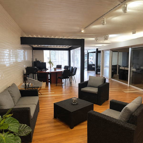 Showroom Stores Isol Vérandas à Mérignac présentant différents modèles de vérandas aluminium